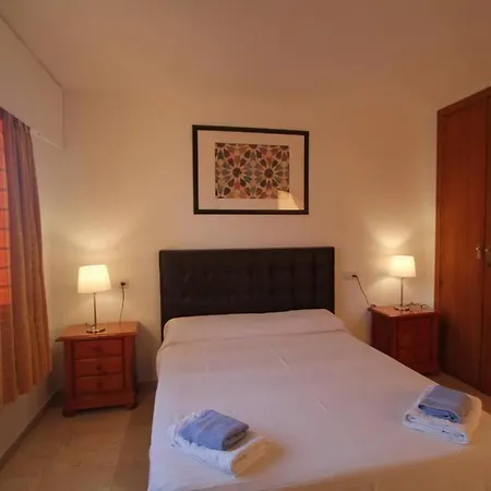 Emp 16 Overlooking Marina, Puerto Paraiso 公寓